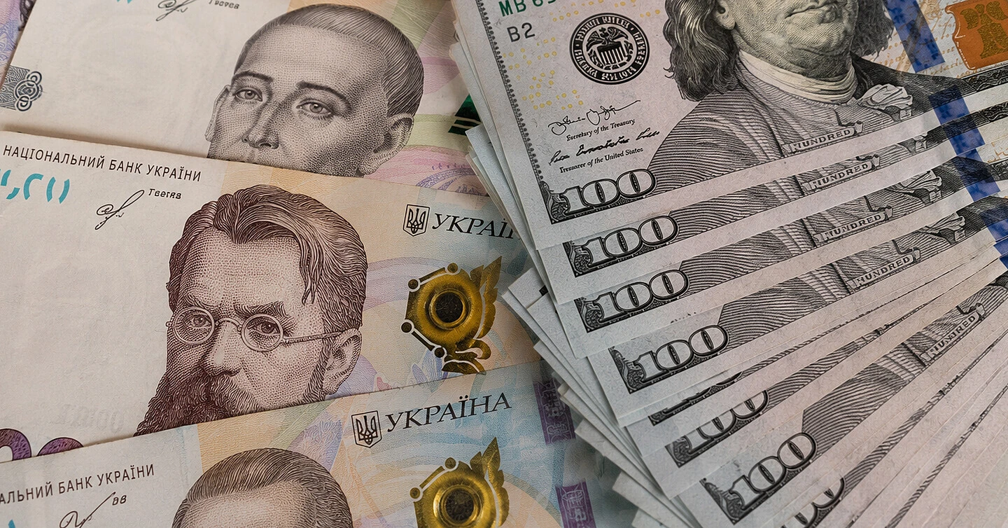 НБУ утримав долар нижче 45 гривень: що буде з курсом на старті тижня