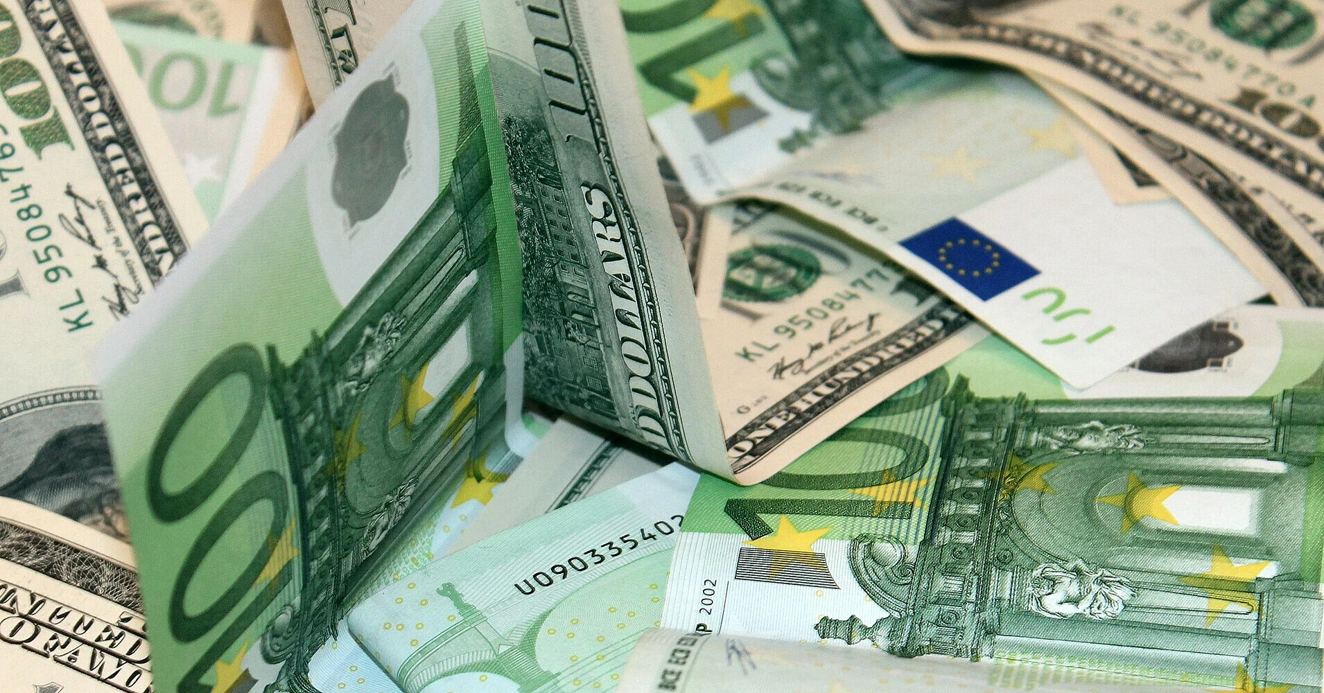 Євро різко подешевшав, долар утримали нижче 45 гривень