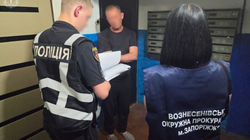 У Запоріжжі таблички для укриттів закупили майже вдвічі дорожче: експосадовцю повідомили про підозру