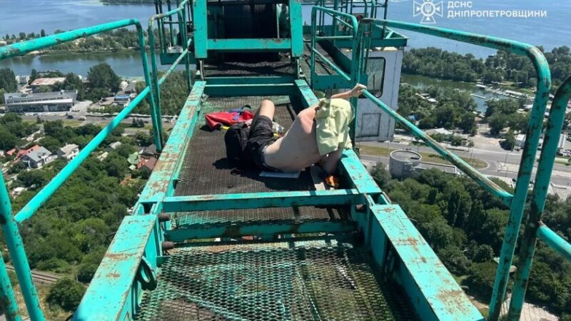 У Дніпрі рятувальники зняли травмованого чоловіка зі 100-метрового будівельного крану