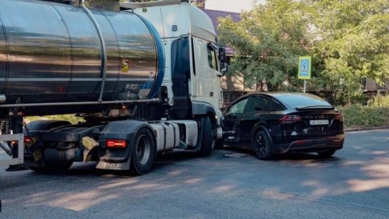 У Дніпрі на перехресті зіткнулися Tesla та бензовоз: подробиці ДТП