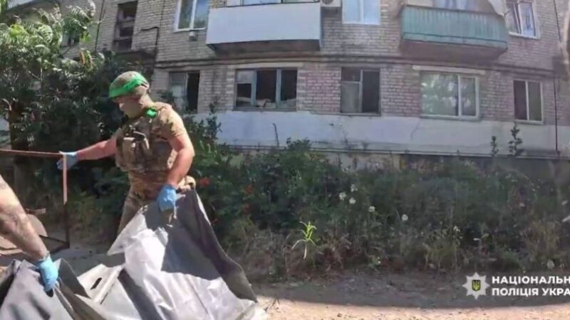 До останнього відмовлялися виїжджати: «Білі янголи» евакуювали тіла померлих мешканців із зруйнованої Просяної на Дніпропетровщині