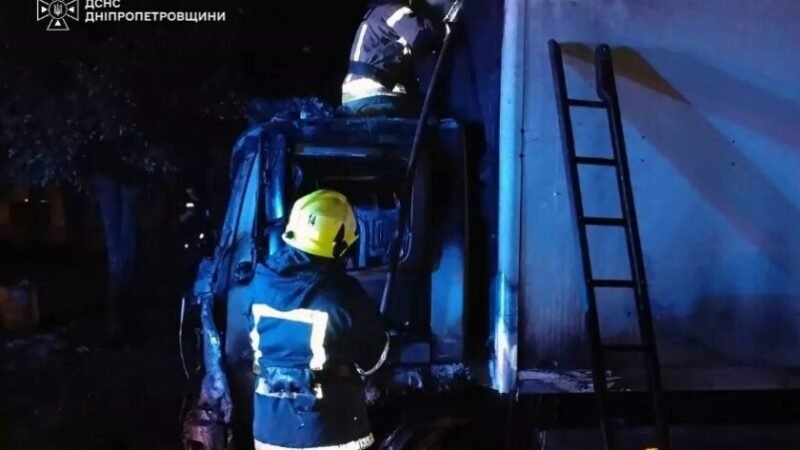 У Кривому Розі посеред ночі спалахнув Mercedes: вогнеборці ліквідували займання