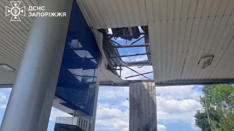 Росіяни двічі за день атакували АЗС у Запоріжжі: загинула 18-річна дівчина, ще 10 людей поранені