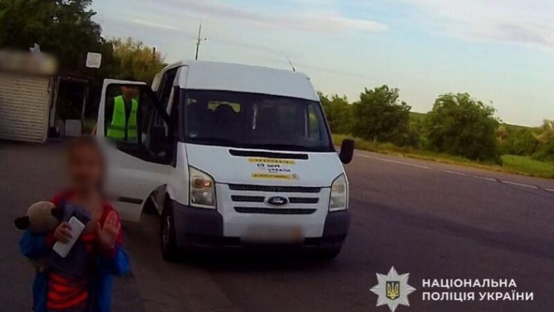 «Аби діти не чули вибухів»: поліцейські «Білого янгола» евакуювали ще одну родину з Нікопольського району