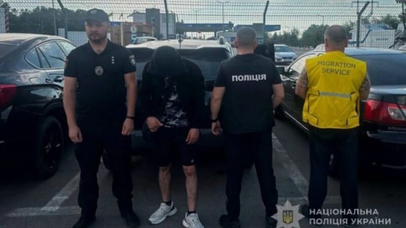 Запорізькі поліцейські примусово видворили з України кримінального мігранта з Азербайджану