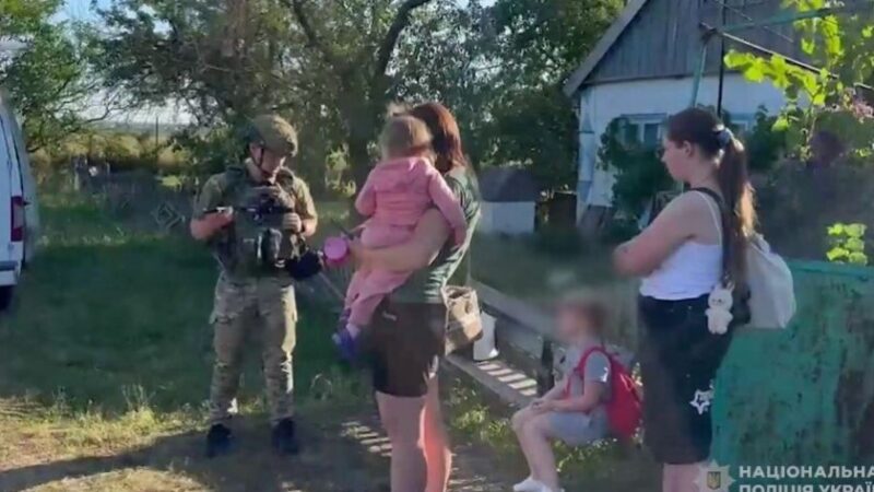 У Запорізькій області поліцейські спільно з капеланами евакуювали родину з трьома дітьми з-під ворожих обстрілів