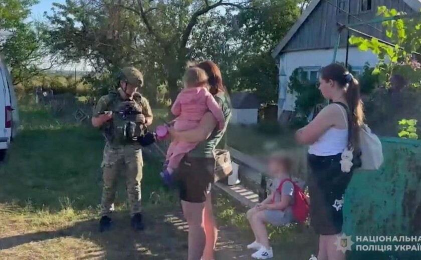 У Запорізькій області поліцейські спільно з капеланами евакуювали родину з трьома дітьми з-під ворожих обстрілів