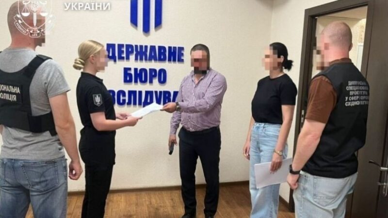 Виїжджали за кордон під виглядом іноземців: у Дніпрі викрито посадовців міграційної служби, які допомагали військовозобов’язаним тікати з країни