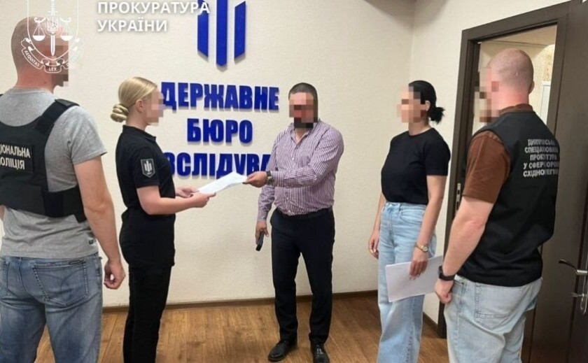 Виїжджали за кордон під виглядом іноземців: у Дніпрі викрито посадовців міграційної служби, які допомагали військовозобов’язаним тікати з країни