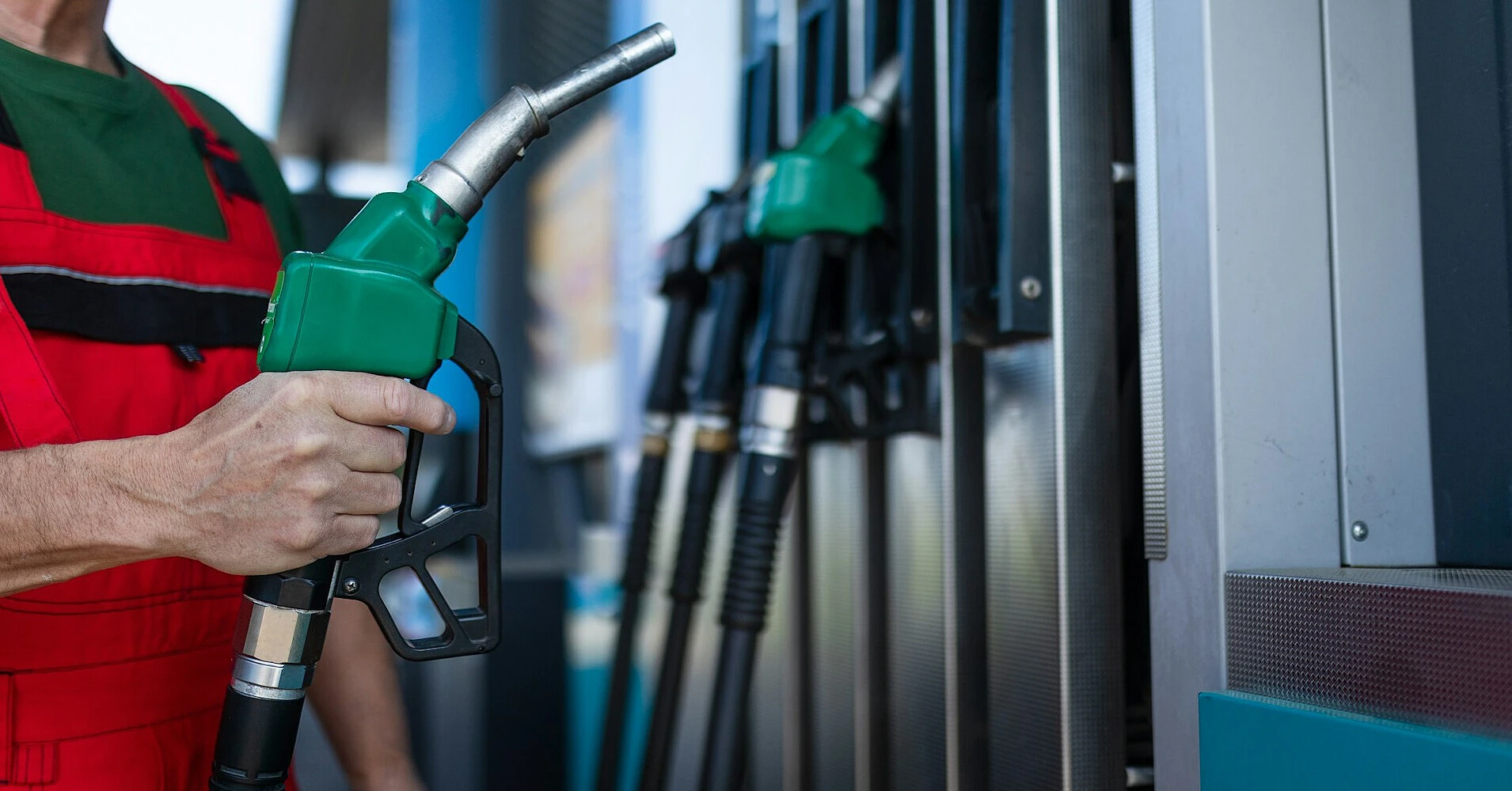 АЗС різко підняли ціни на бензин і дизель після стрибка нафти