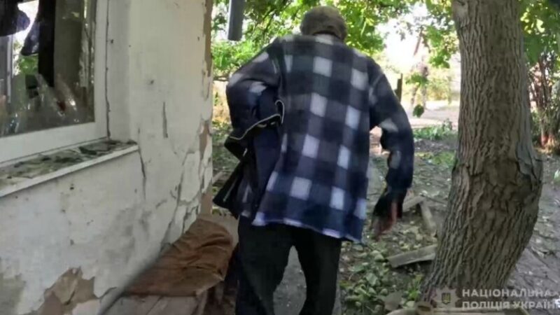 Правоохоронці Запоріжжя евакуювали з-під обстрілів двох маломобільних чоловіків