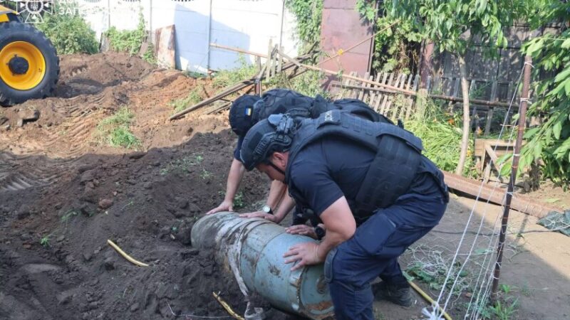 Біля житлового будинку в Запоріжжі виявили 500-кілограмову авіабомбу: сапери ДСНС знешкодили боєприпас (ВІДЕО)