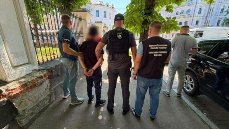 Продавала ухилянтам «батьківство» над власними дітьми: правоохоронці викрили ще одну схему втечі з країни