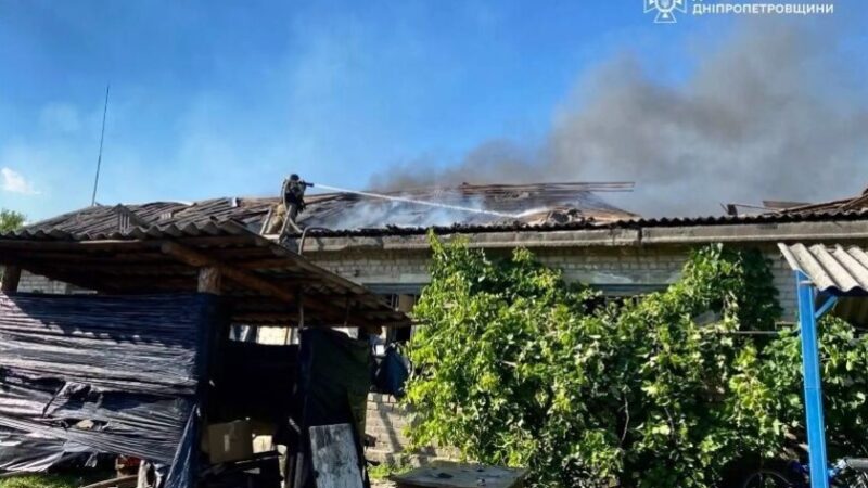 На Дніпропетровщині троє рятувальників постраждали внаслідок повторного ворожого удару