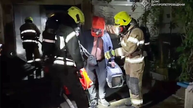 У Павлограді під час пожежі в багатоповерхівці рятувальники евакуювали сімох людей