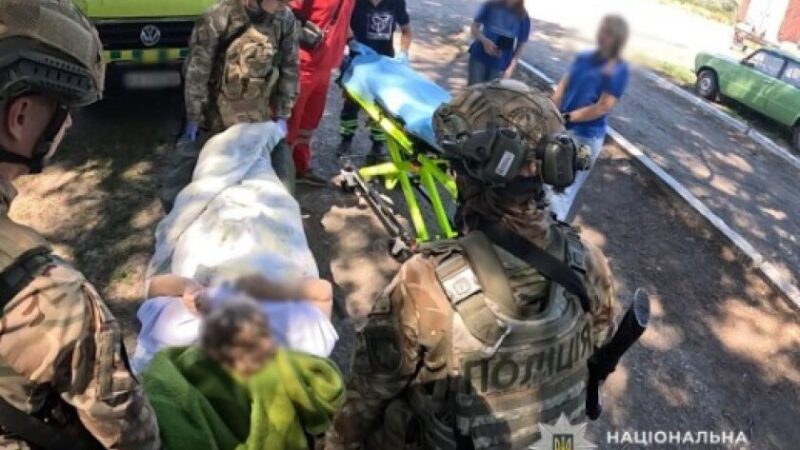Ще два життя у безпеці: евакуаційна група поліції «Білий янгол» евакуювала з прифронтової Нікопольщини двох жінок, одна з яких є маломобільною