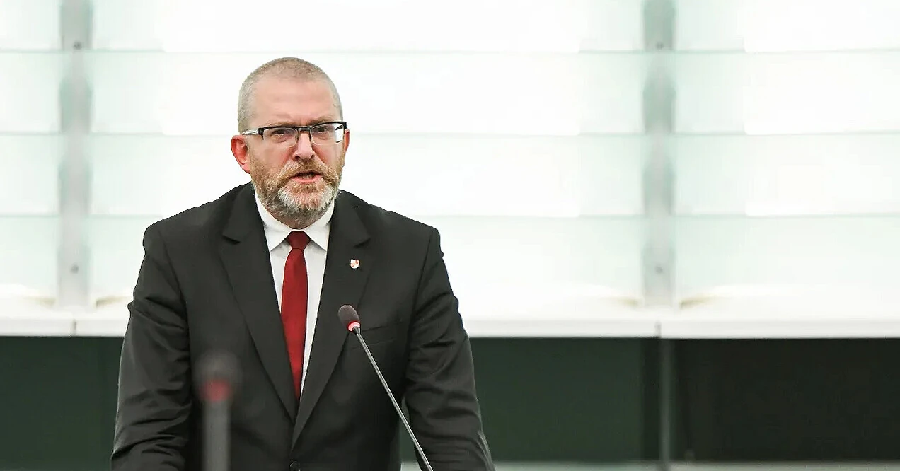У Польщі домагаються дозволу на затримання скандального євродепутата