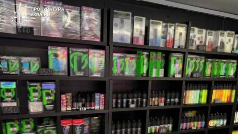 У Дніпрі та Кам’янському судитимуть сімох учасників схеми з продажу нелегальних вейпів і нікотинових рідин