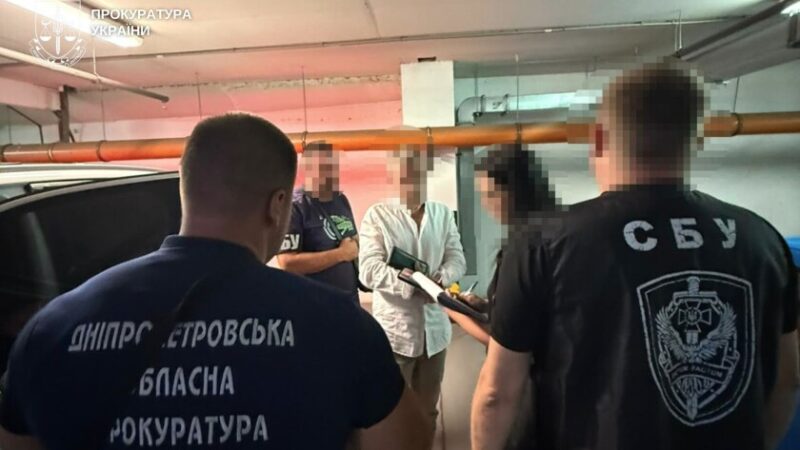 У Дніпрі чоловіка підозрюють у вимаганні 23 тисяч доларів за «списання» з військового обліку