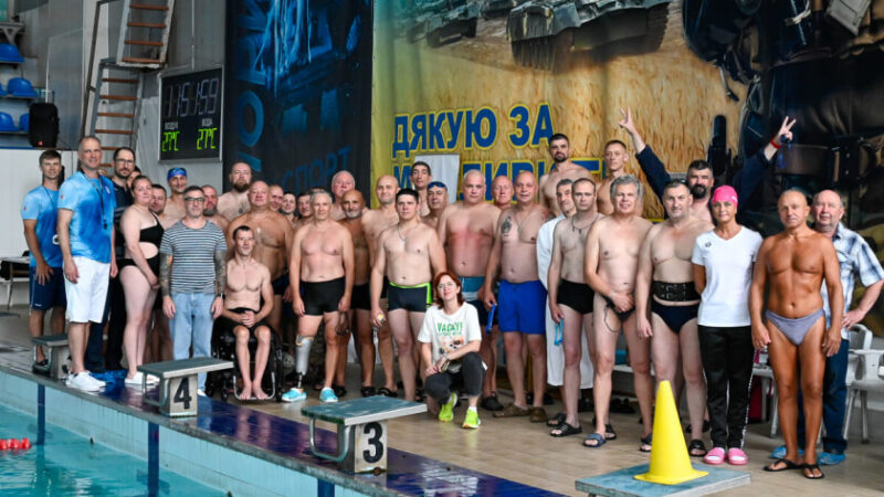У Кам’янському вперше провели змагання з плавання для військових і ветеранів у межах проєкту «Вільні хвилі»