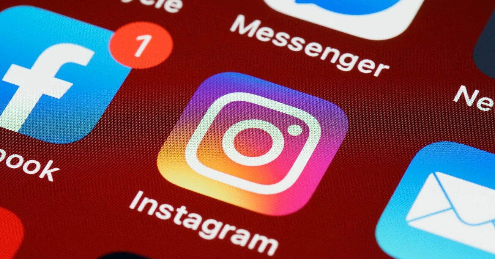 ЄС вимагає змінити Instagram і Facebook через “дизайн, що викликає залежність”