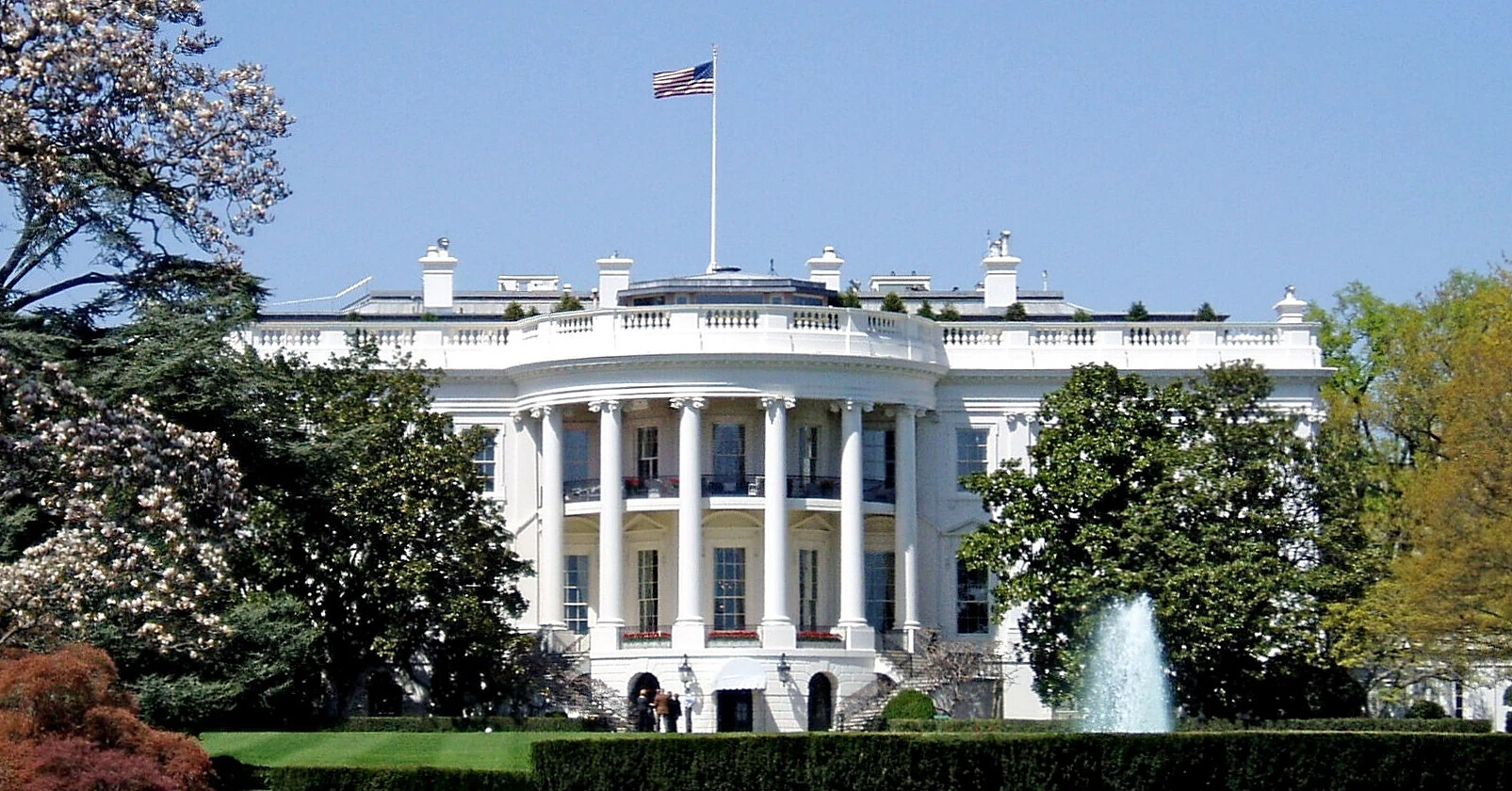 Працівник Білого дому заробив понад $100 тисяч на ставках щодо промов Трампа