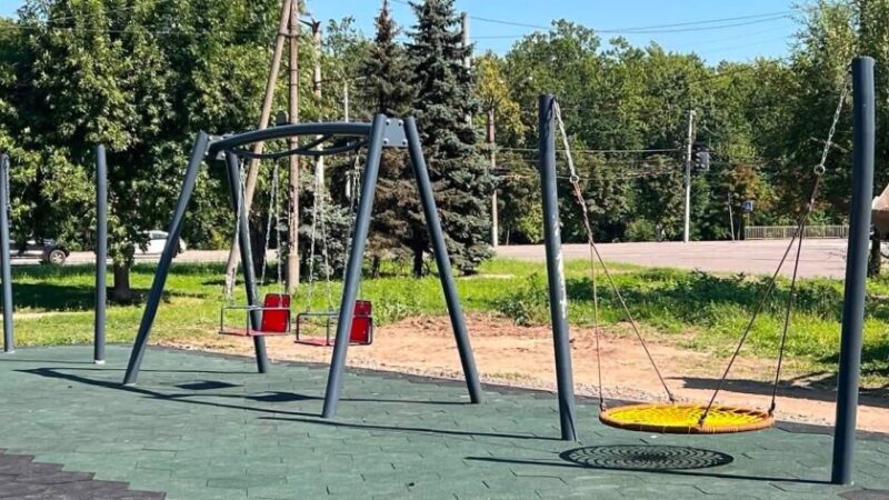 У Кривому Розі з дитячого майданчика викрали інклюзивну гойдалку