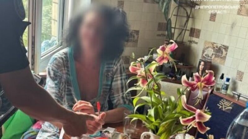 Повідомила про вбивство сина, якого не було: у Дніпрі патрульні затримали жінку за неправдивий виклик