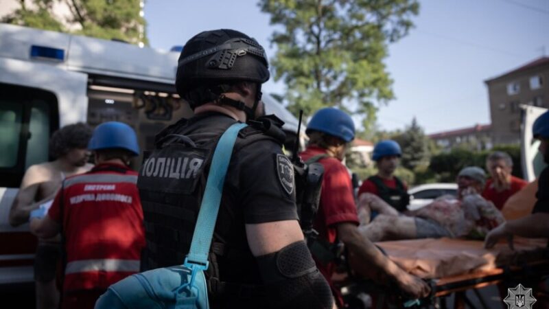 Після удару КАБами по Запоріжжю поліцейські евакуйовували людей і допомагали розбирати завали
