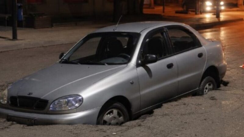 У Кам’янському під час зливи під автівкою провалився асфальт