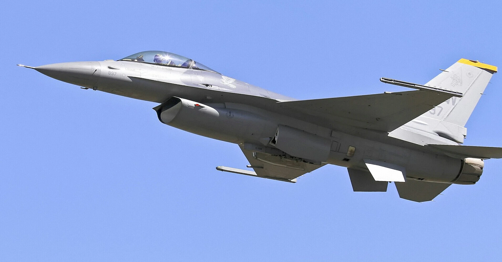 У Румунії винищувач F-16 уперше збив дрон, який порушив повітряний простір