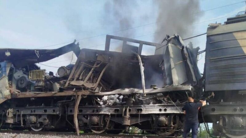На Дніпропетровщині ворожий безпілотник атакував локомотив поїзда: деталі