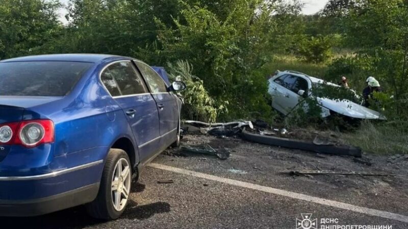Двоє загиблих та четверо постраждалих, серед яких діти: подробиці ДТП у Камʼянському районі