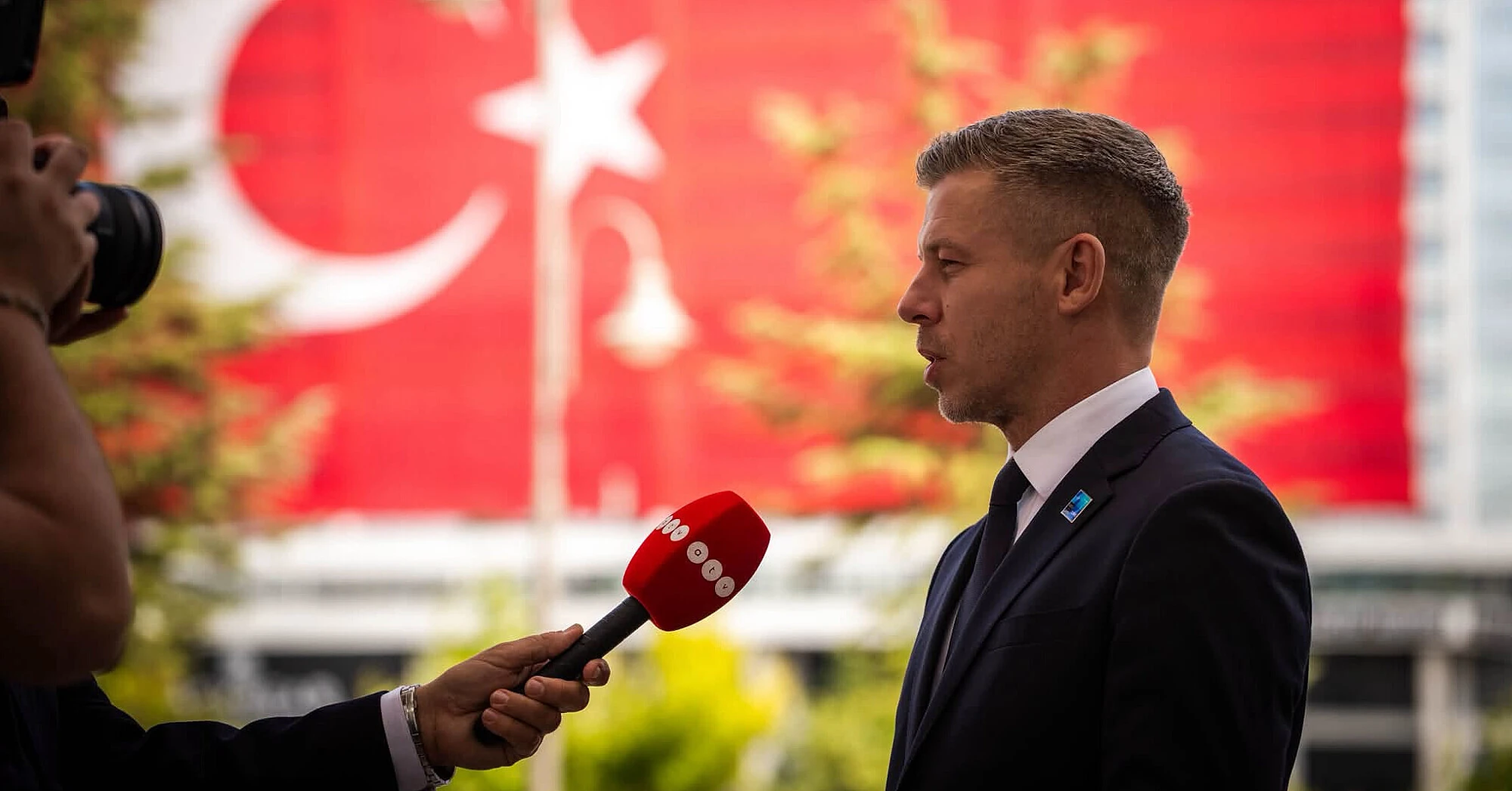 Прем’єр Угорщини продемонстрував пістолет, який йому подарував Ердоган
