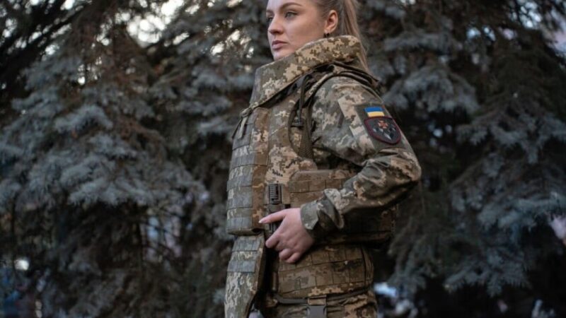 Військовослужбовиці ЗСУ вперше отримали бронежилети, адаптовані для жінок