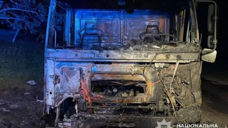 Підпалили вантажівку: криворізькі поліцейські затримали 22-річних спільників