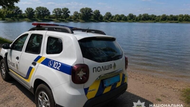 У Дніпровському районі поліцейські разом з працівниками ДСНС врятували 15-річного хлопця з водойми