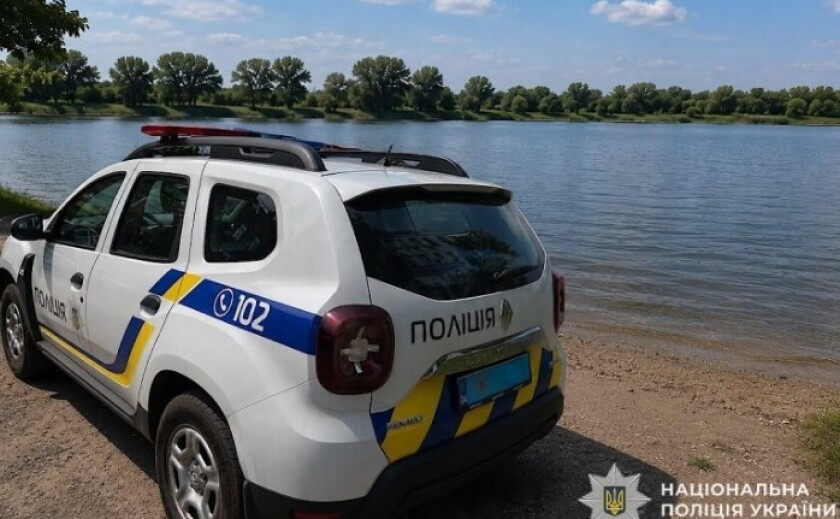 У Дніпровському районі поліцейські разом з працівниками ДСНС врятували 15-річного хлопця з водойми
