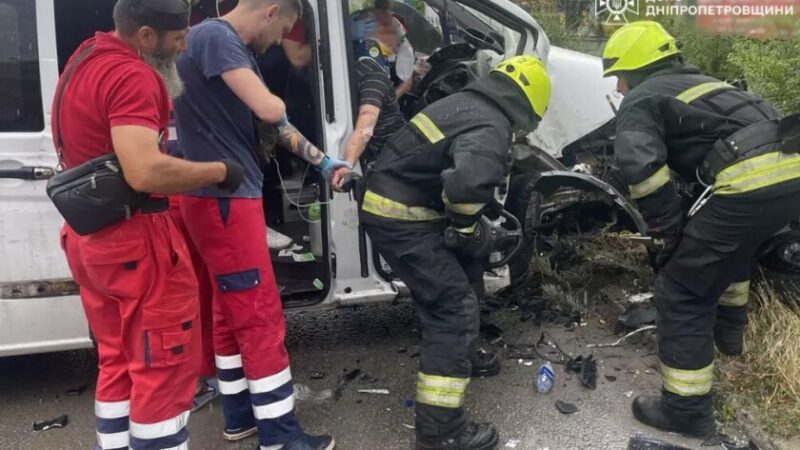 У Дніпрі Mercedes-Benz Vito врізався в електроопору: водія затисло у салоні
