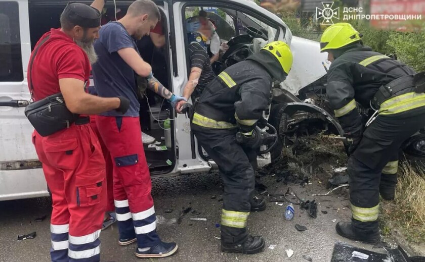 У Дніпрі Mercedes-Benz Vito врізався в електроопору: водія затисло у салоні