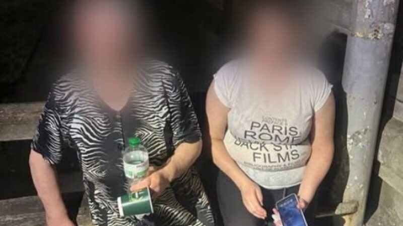 Блукала на автозаправній станції: у Дніпрі патрульні допомогли жінці повернутися додому