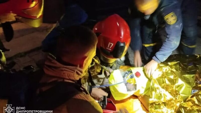 У Кривому Розі ліквідовуючи пожежу у квартирі, надзвичайники врятували жінку