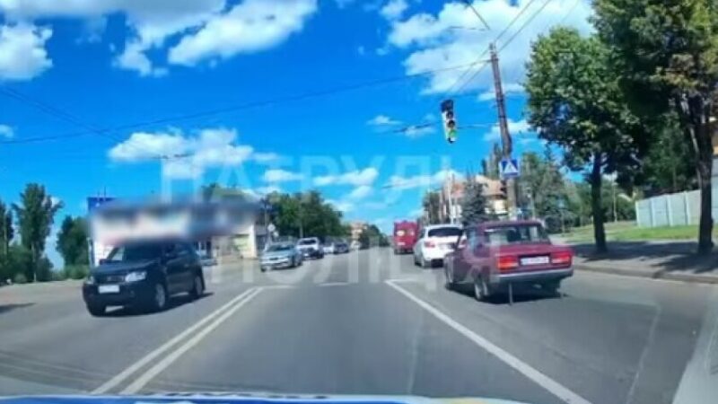 Стояла у лівій смузі та заважала проїзду: у Кривому Розі патрульні допомогли прибрати з дороги зламану автівку