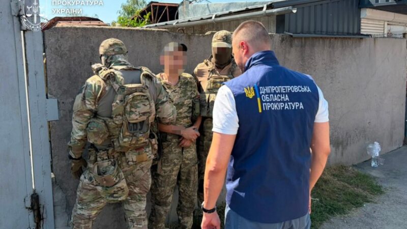 У Дніпрі затримали чоловіка, який за $20 тисяч обіцяв оформити військовим «службу на папері»