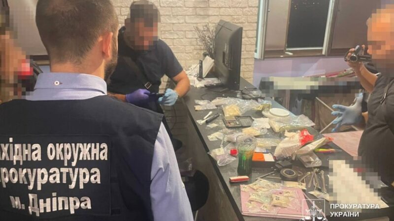У Дніпрі викрили оптовий канал збуту наркотиків на 5 млн грн: вилучили зброю та сотні набоїв
