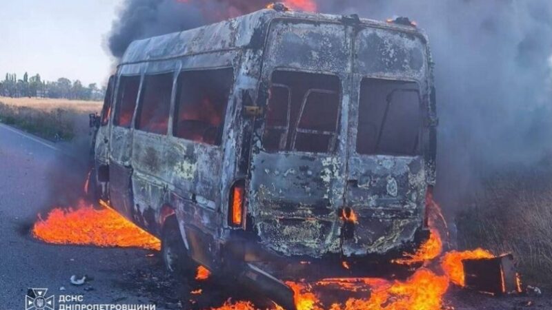 Окупанти вдарили по рейсовому мікроавтобусу на Дніпропетровщині: семеро поранених