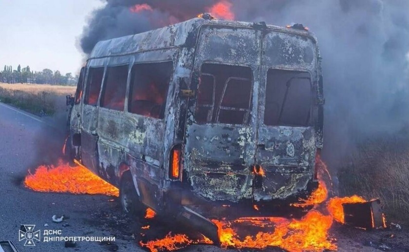 Окупанти вдарили по рейсовому мікроавтобусу на Дніпропетровщині: семеро поранених