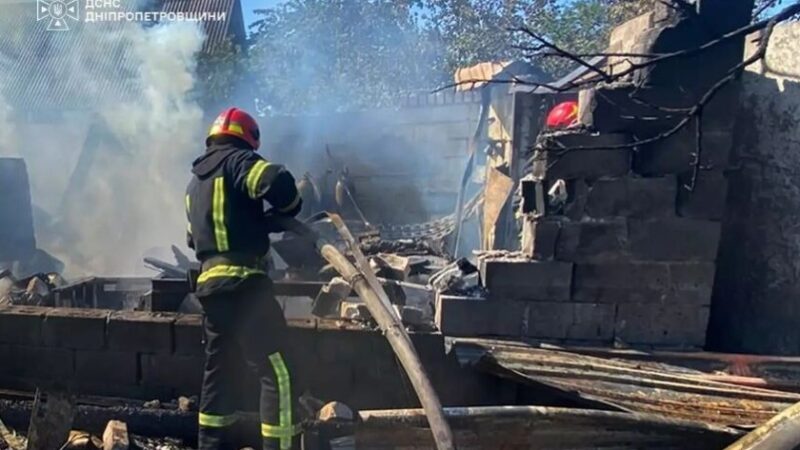 У Кривому Розі спалахнули гараж, легковий автомобіль та господарська споруда: деталі