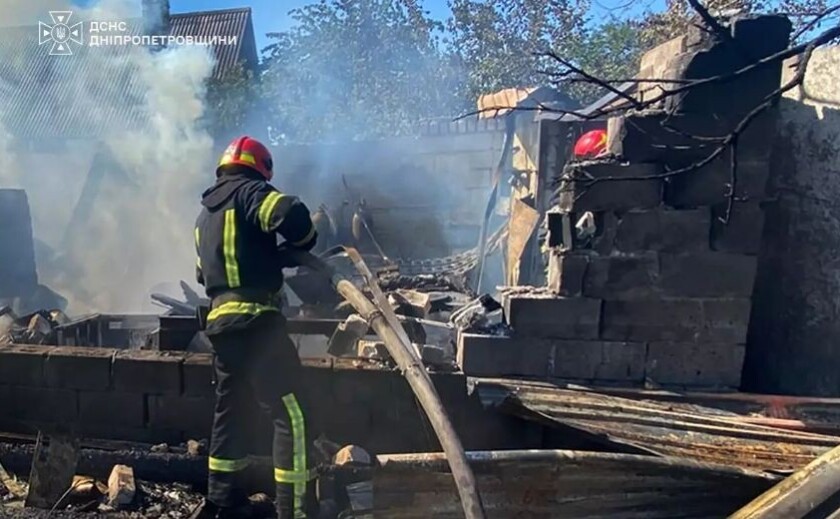 У Кривому Розі спалахнули гараж, легковий автомобіль та господарська споруда: деталі